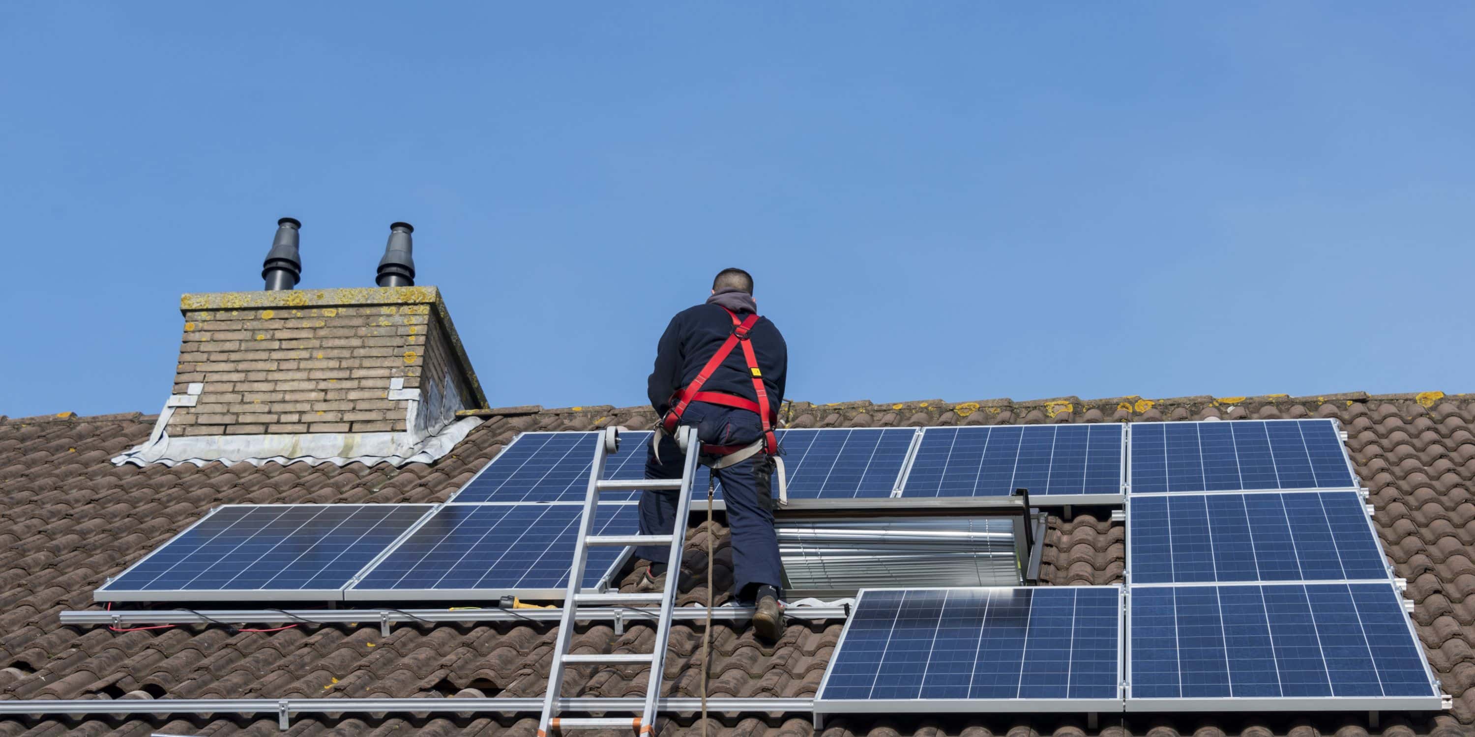 Comment installer des panneaux solaires soi-même ?